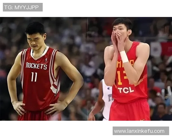姚明与篮球明星并肩而立展现运动精神与友谊的力量 姚明与篮球明星并肩而立展现运动精神与友谊的力量